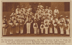 873608 Groepsportret van de leden van de mondaccordeonvereniging 'De Ster' te Utrecht, die op een groot muziekconcours ...